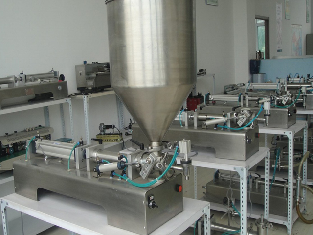horizontal filling machine for both liquid and paste Machine de remplissage de crème et de liquide.jpg