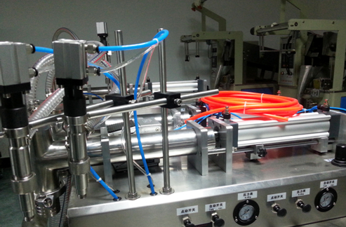 liquid filling machinery semi automatic remplisseuse de liquide horizontale entièrement pneumatique.jpg