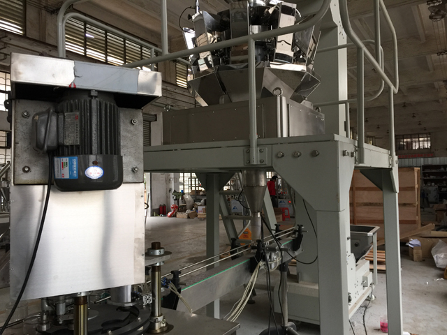 MACHINE DE REMPLISSAGE ET DE SCELLAGE DE BOÎTES gros plan.jpg