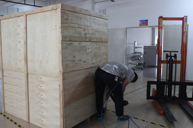 Emballage en caisse en bois pour étiquetage horizontal (2).JPG