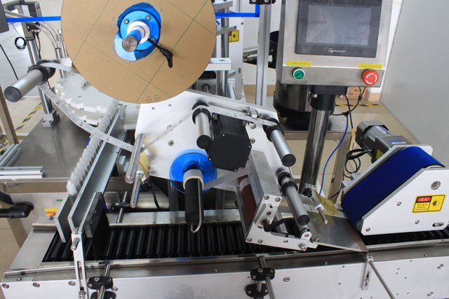 rolling bars from horizontal labeling machine courroie synchrone pour rouler des bouteilles.jpg