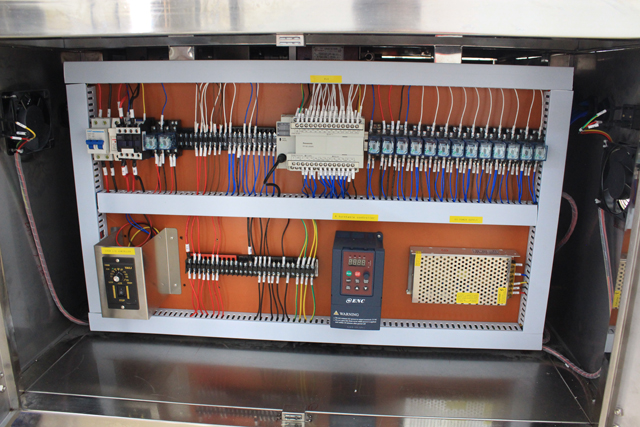 horizontal small bottles labeling machine picture image réelle de la machine d'étiquetage horizontale.jpg