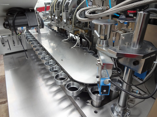 plaque de travail pour remplisseuse de tubes.jpg