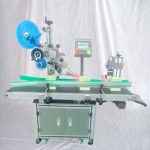 Machine d'étiquetage linéaire pour petits cartons