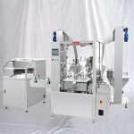 Machine de remplissage et d'étiquetage de petites bouteilles de liquide avec démêleur