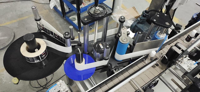 machine d'étiquetage autocollante.JPG