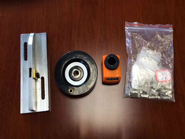 cutter mould for ultrasonic sealing machine MOULE ET COUPE pour machine à sceller les tubes à ultrasons (1).jpg