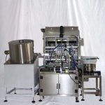 Machine de remplissage et de capsulage monobloc pour petites bouteilles d'huile de soin capillaire