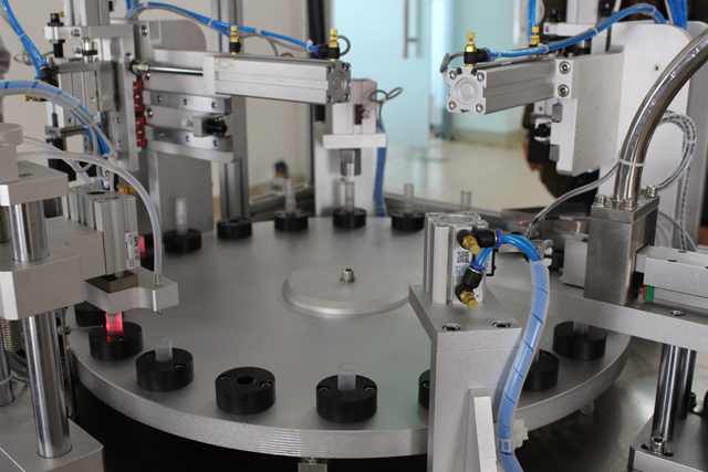 machine de remplissage et de pressage automatique.jpg