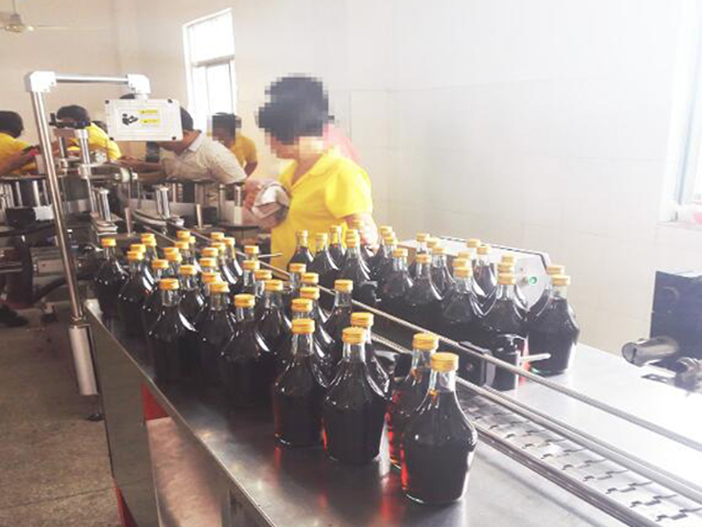 Machines en fonctionnement dans l'usine.jpg