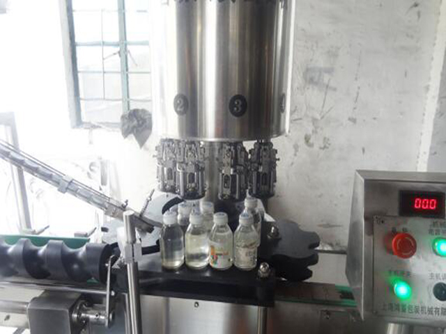 à l'intérieur de la machine de capsulage Ropp.jpg