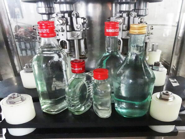 à l'intérieur de la machine de capsulage Ropp.jpg