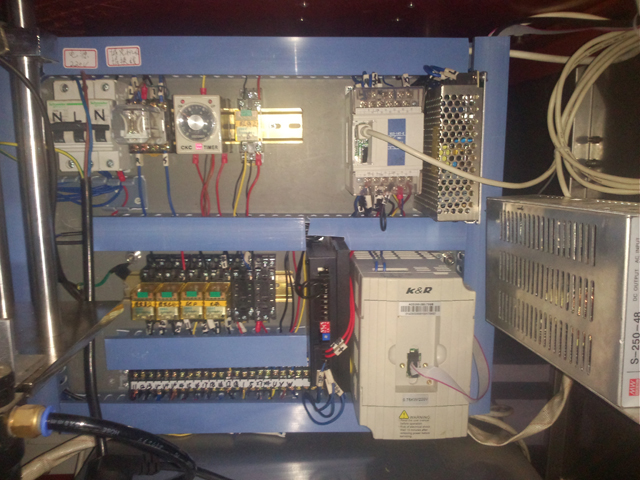 coffret électrique pour machine de remplissage et de scellage.jpg