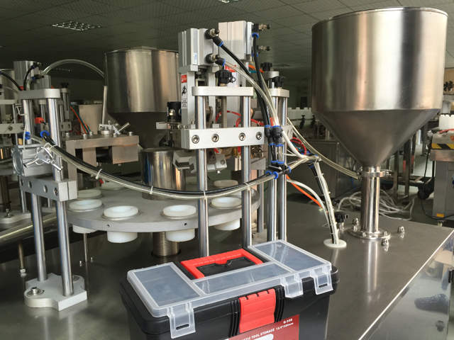 tubes remplisseur scellant dans une rangée.jpg