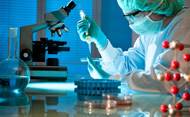 workers testing filling sealing samples test-en-laboratoire-avec-tubes-remplisseur-scelleur.jpg