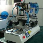 Machine d'étiquetage pneumatique à rouleaux pour bouteilles rondes plates et carrées avec codeur