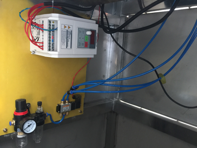 à l'intérieur de la machine de capsulage Ropp.jpg