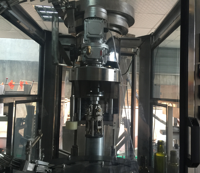 à l'intérieur de la machine de capsulage Ropp.jpg