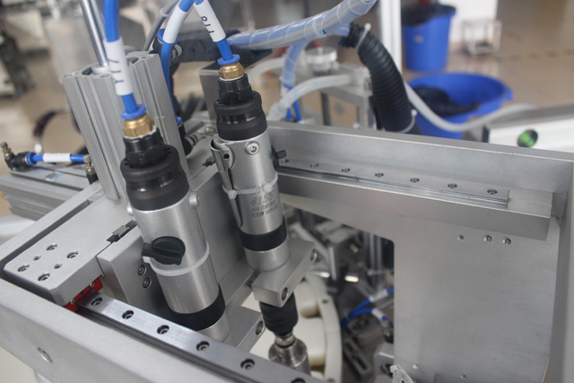 Servomoteur contrôlant la capsuleuse 2 pièces