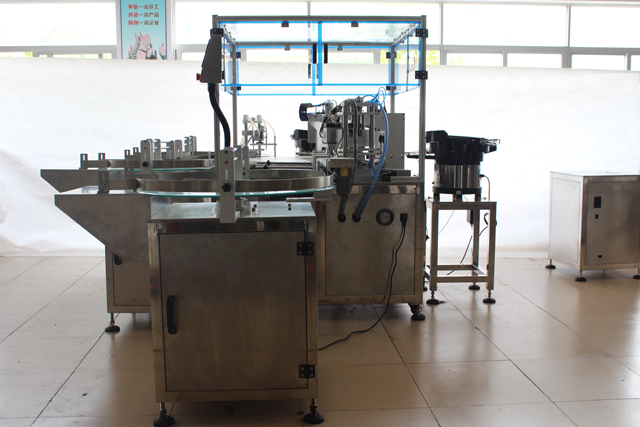 machine de remplissage et de bouchage d'huiles essentielles.jpg