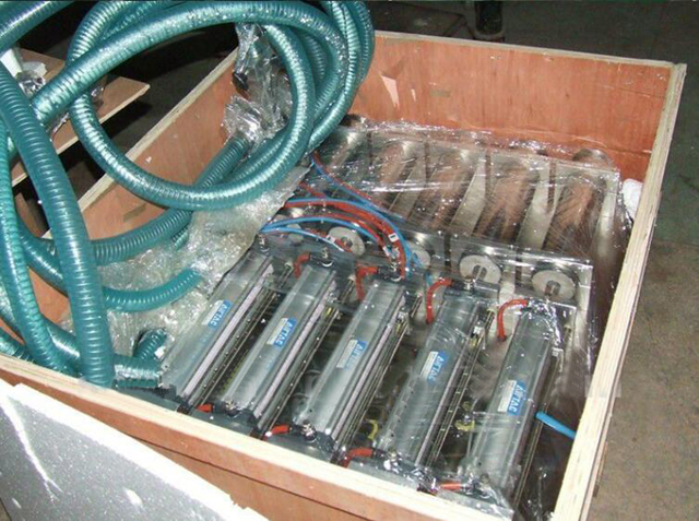 Machine de remplissage à 4 têtes dans une caisse en bois.jpg