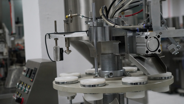 tube remplisseur scellant plastique.jpg