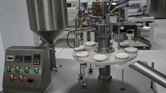 équipement de remplissage et de scellement de tubes.jpg