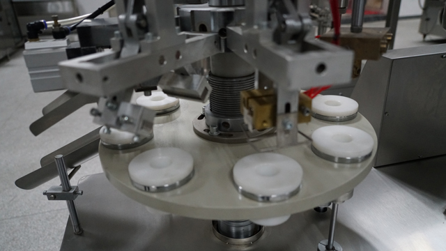 ligne de remplissage et de scellage de tubes semi-automatique.jpg