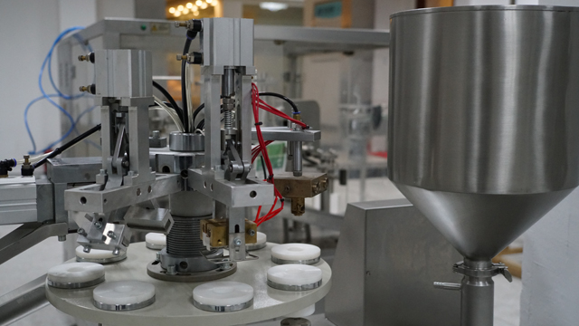 tube remplisseur scellant plastique.jpg