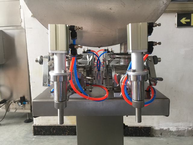 two filling nozzles pneumatic filler equipment buses deux.jpg