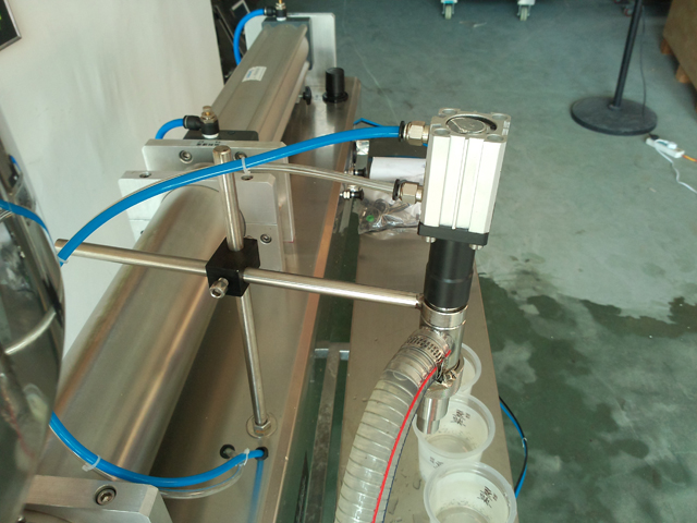 liquid filling machine for lotion shampoo cream Equipement de remplissage de shampoing.jpg
