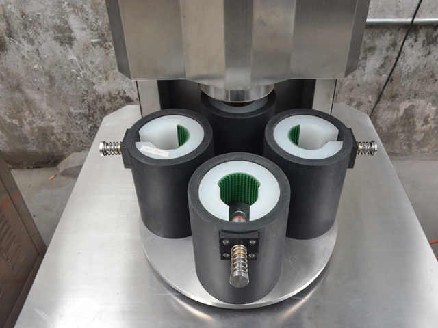 moule pour boucher les bocaux.jpg