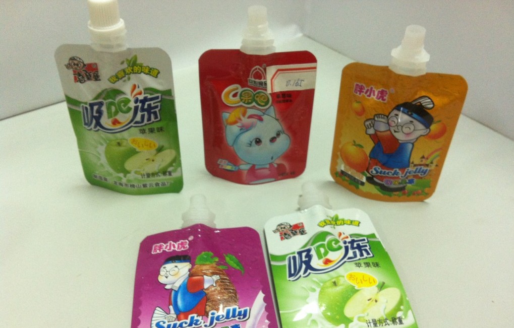 stand up bags for filling Remplissage de sacs à bec verseur simple avec trémie .jpg