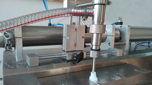 single head filling machine for spout bags with hopper bec verseur.jpg