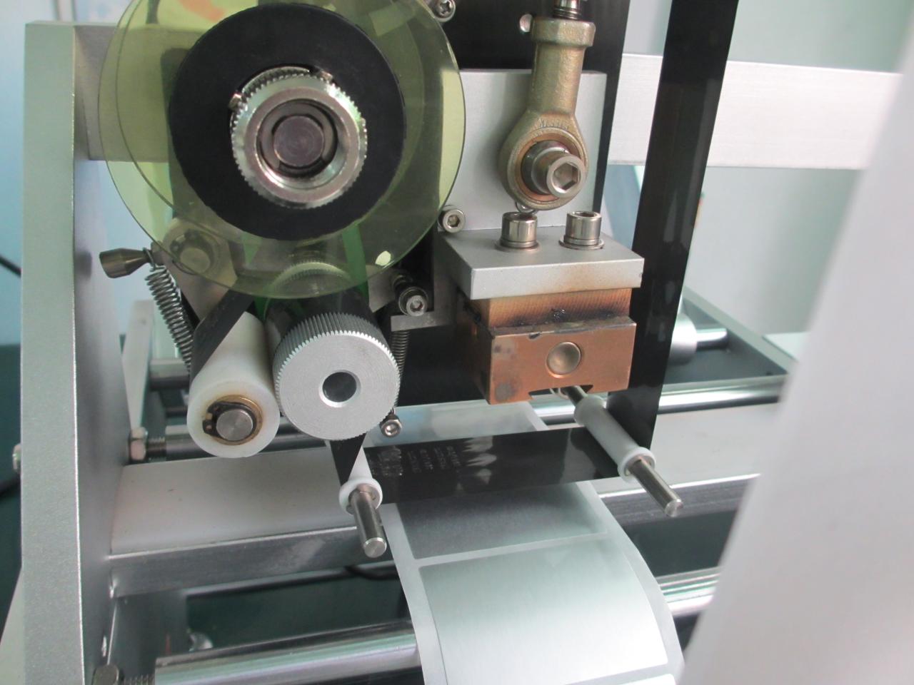 syringe labeling with printing coding function étiquette de seringue avec codeur d'impression (5).JPG