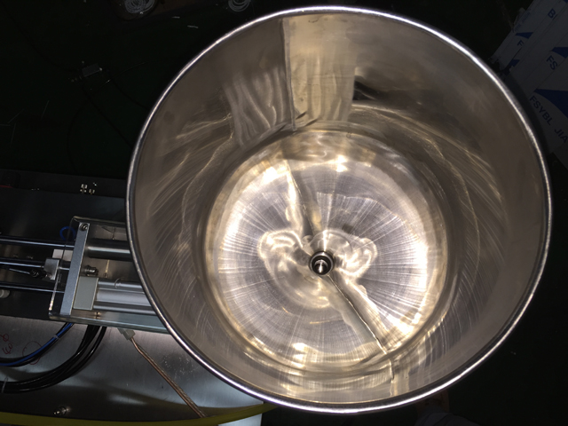 filling hopper for filling sealing trémie de remplissage pour remplisseuse à ultrasons.jpg