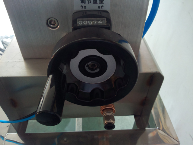 liquid filling machine semi automatic Equipement de remplissage de shampoing.jpg