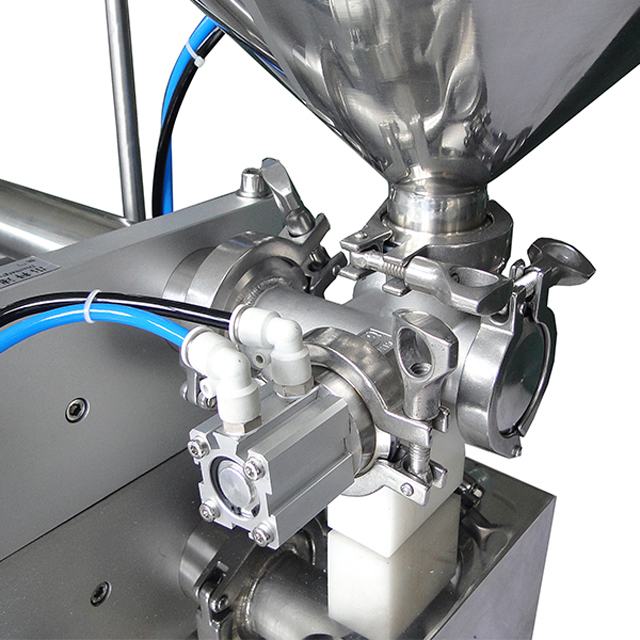 liquid filling machine for lotion shampoo cream Equipement de remplissage de shampoing.jpg