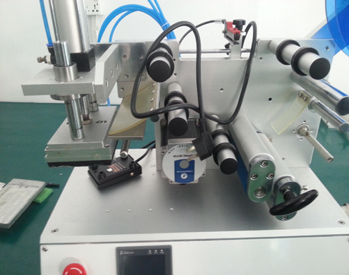 flat surface labeling equipment semi automatic étiqueteuse à surface plane équiper (3).jpg