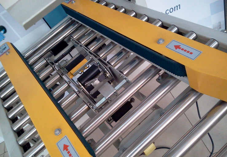 carton sealing stainless steel roll gros plan de la machine à sceller les cartons semi-automatique.jpg