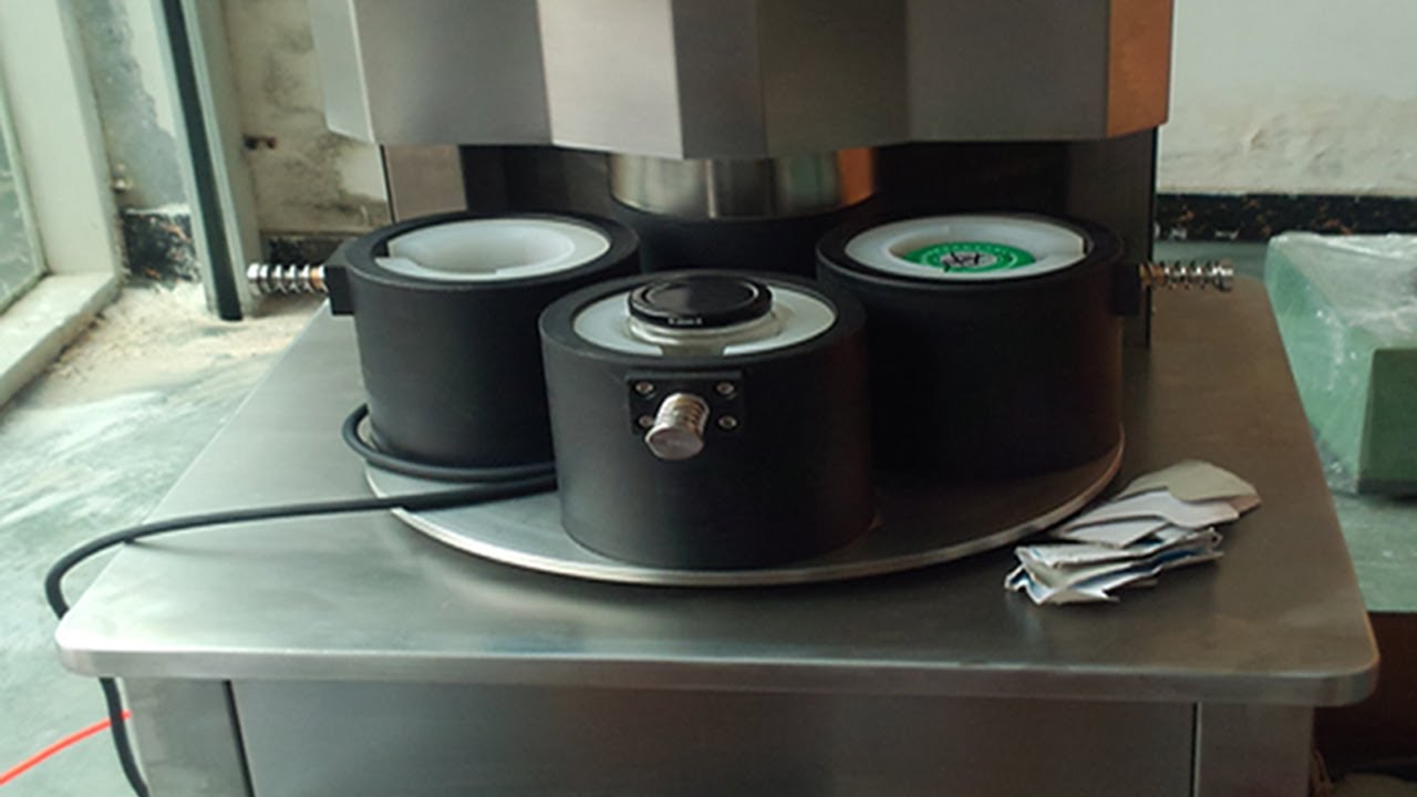 four heads vacuum capping machine semi automatic manuel de la capsuleuse sous vide.jpg