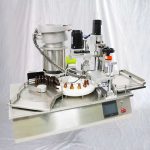 Machine de remplissage et de bouchage de liquides pharmaceutiques pour petites bouteilles de table