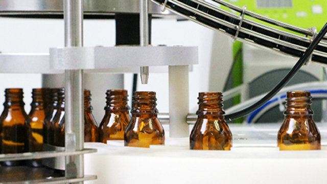 remplisseuse-capsuleuse de bouteilles de type établi.jpg