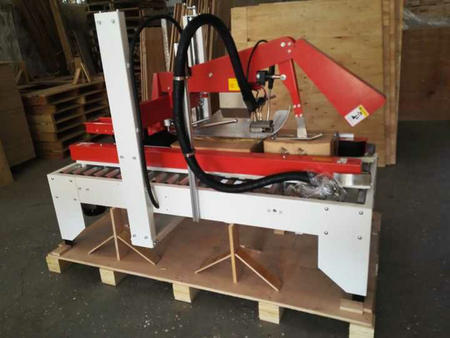 machine à sceller les cartons avec de la colle thermofusible.jpg