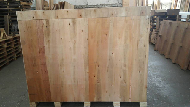 scelleuse de cartons dans une caisse en bois.jpg