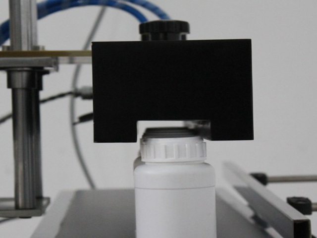 machine de scellage par induction de type tunnel.jpg