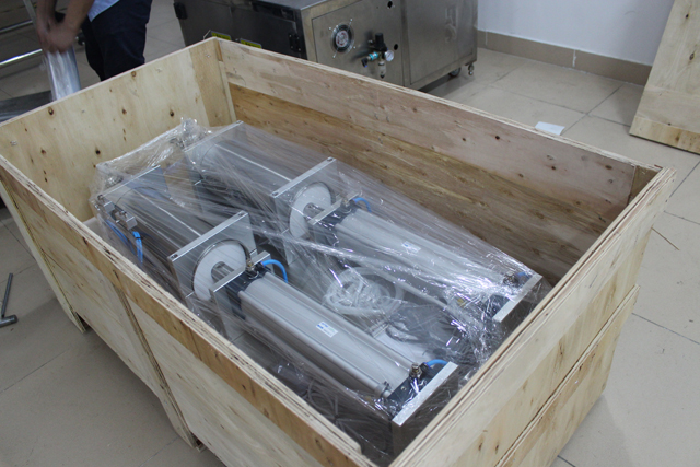 machine à l'intérieur d'une caisse en bois.jpg