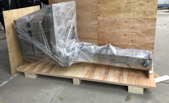 capsuleuse de caisses en bois soulève les capsules