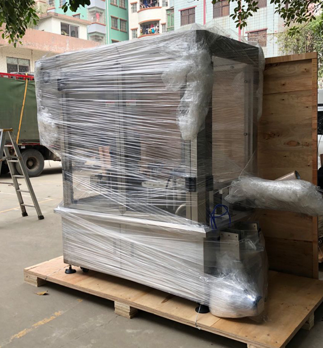 machine à boucher les pots de crème dans une caisse en bois