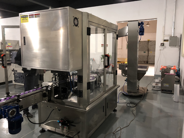 dessin de la machine à boucher les pots de crème (2).jpg